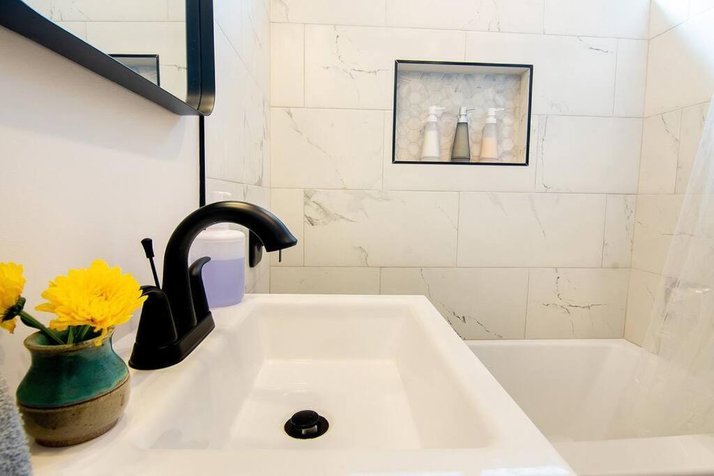 Beautiful 3 Bed 1 Bath Designer Home + Hot Tub Los Angeles Extérieur photo